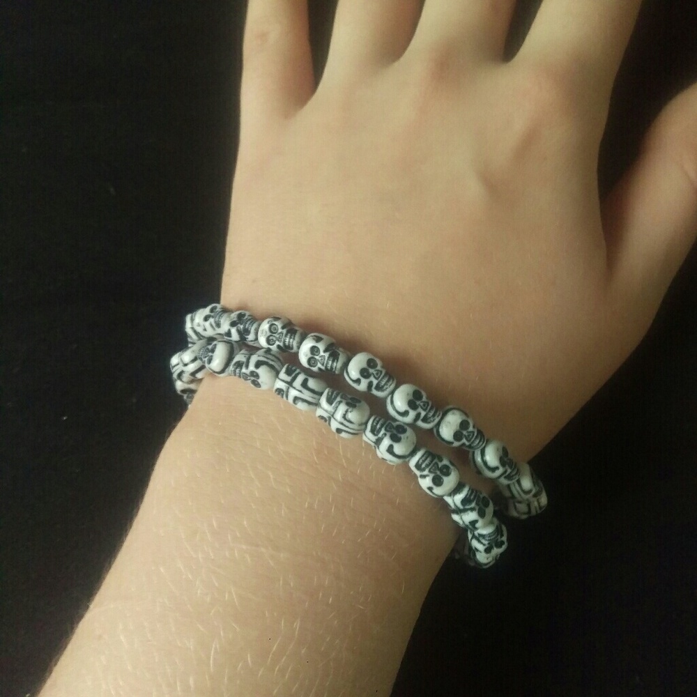 ✨FREE bundled✨ Set of 2 skull bead bracelets
